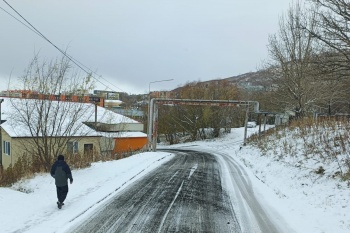 Дорожные службы и подрядчики продолжают работать на дорогах города