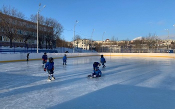 В новогодние праздники можно покататься на городских ледовых катках