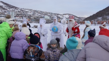 В центре города открылась новогодняя семейная площадка с елкой, катком и фуд-кортом