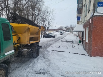 Подрядные организации продолжают выполнять работы по снегоочистке и посыпке