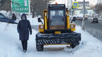 Бригады ручного труда и спецтехника работают на дорогах города